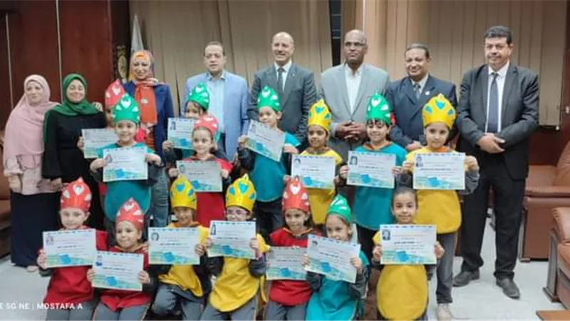 مدير تعليم سوهاج يكرم براعم الدعوة الإسلامية لفوزهم بمسابقة التفوق الإرشادي.. صور