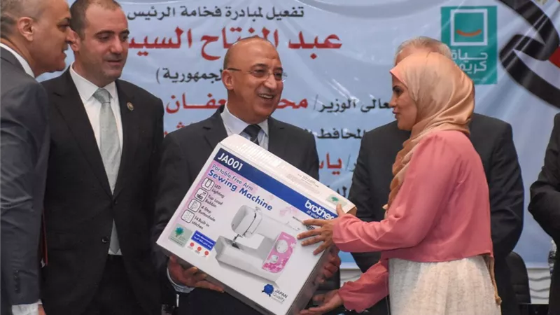محافظ الإسكندرية يشهد حفل تخريج 10 دفعات من مبادرة حياة كريمة