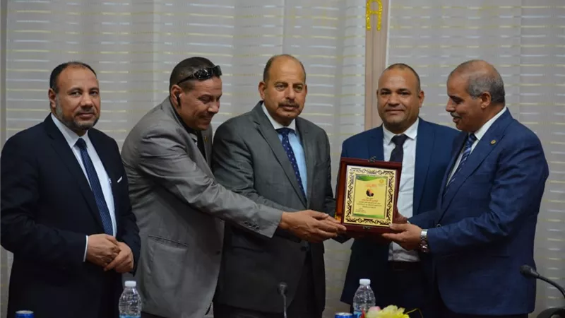 نائب رئيس جامعة الأزهر للوجه القبلي يكرم المحرصاوي بمقر كلية اللغة العربية بأسيوط