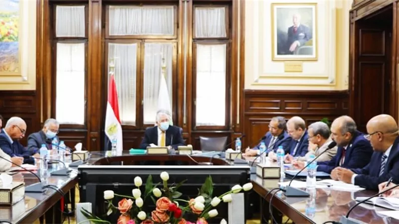 وزير الزراعة يبحث مع قيادات الوزارة تنفيذ تكليفات مجلس الوزراء بشأن المحاصيل الاستراتيجية