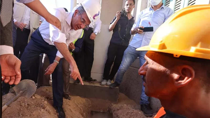طلعت يتفقد أعمال مد كابلات الألياف الضوئية بقرية معصرة ملوى ..صور