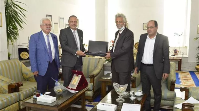 رئيس مصر للطيران يستقبل نقيب الأطباء ووكيل النقابة ويتبادلا دروع التكريم.. وتخفيضات تصل لـ20%