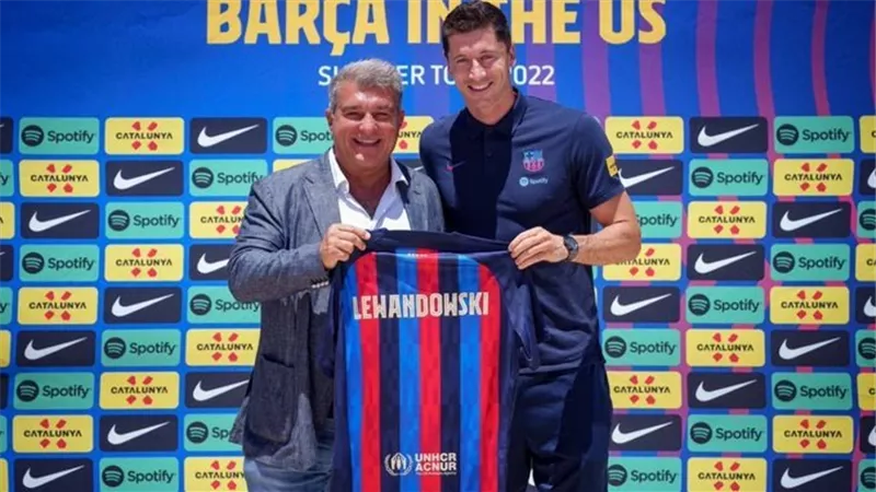 برشلونة يقرر فتح باب حجز تذاكر مراسم تقديم ليفاندوفسكى