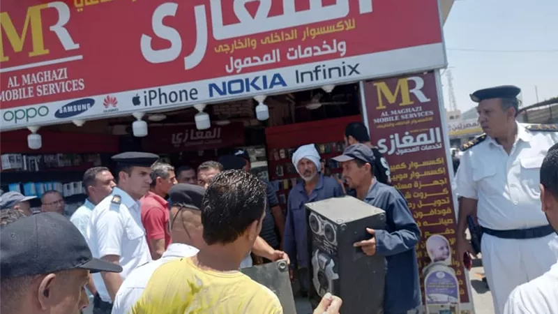 جهاز مدينة العاشر من رمضان يشن حملة مكبرة لإزالة الإشغالات .. صور
