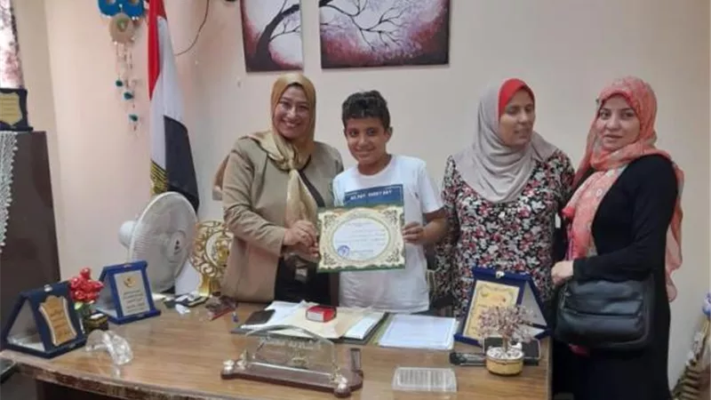 إدارة الشروق التعليمية تمنح أحد طلاب مدارس مدينة بدر شهادة التفوق.. تعرف على السبب