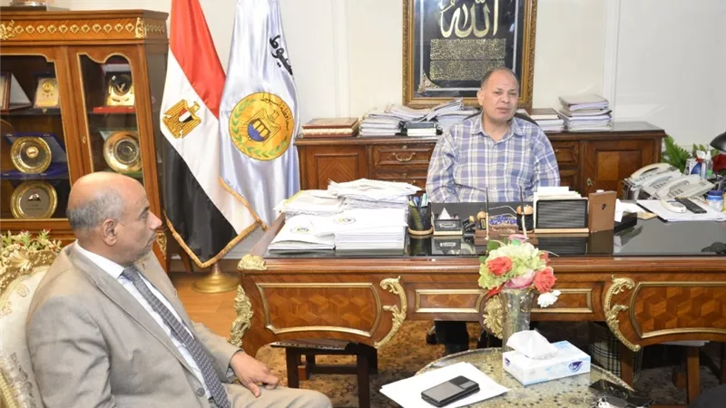 محافظ أسيوط يبحث دفع منظومة العمل وتسريع الاجراءات بملف التصالح على مخالفات البناء