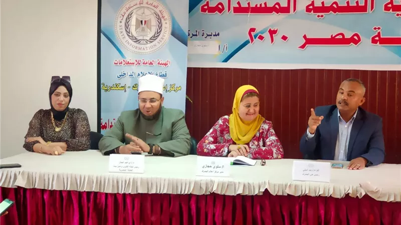 رش اشجار النخيل بحدائق انطونيادس وحدائق المنتزة للحفاظ على الثروة الزراعية