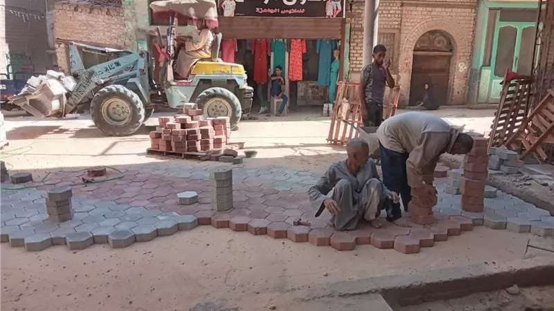 محافظ أسيوط: أعمال التطوير بالمراكز والأحياء تتواصل بتركيب الإنترلوك بشوارع ضيقة بمدينة القوصية
