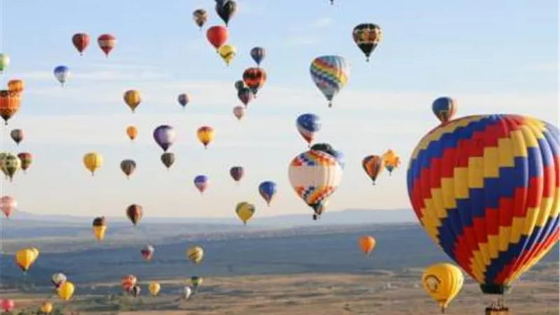 سماء الأقصر تشهد تحليق 20 رحلة بالون طائر فوق المناطق الأثرية والسياحية