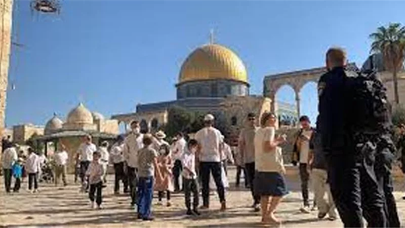 عشرات المستوطنين يقتحمون المسجد الأقصى المبارك