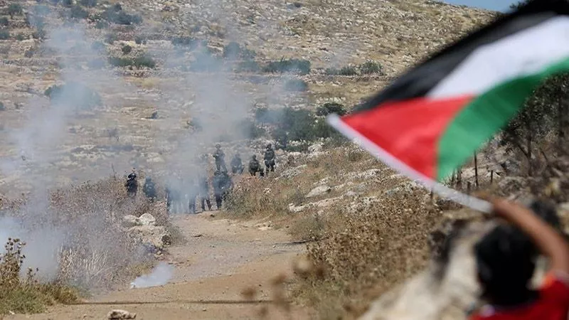 إصابة عشرات الفلسطينيين إثر قمع الاحتلال الإسرائيلي لمسيرة مناهضة للاستيطان في نابلس