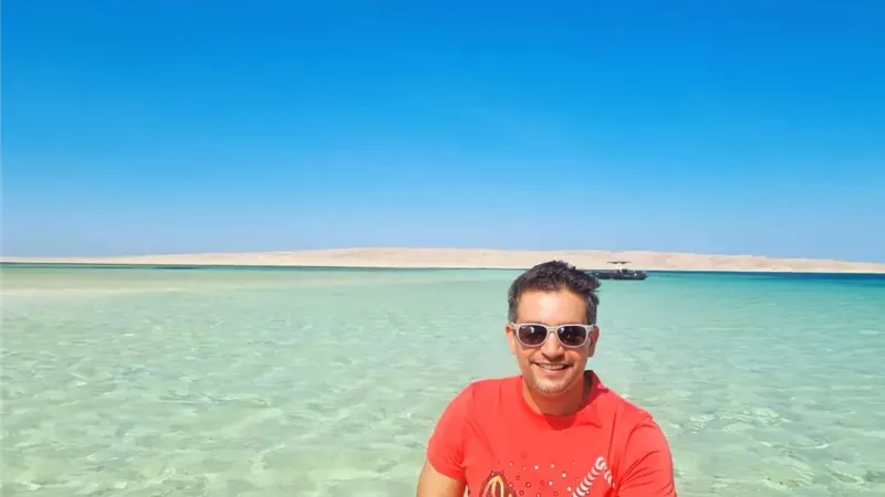هاني سلامة في إجازة صيفية قبل بدء تصوير مسلسه الجديد