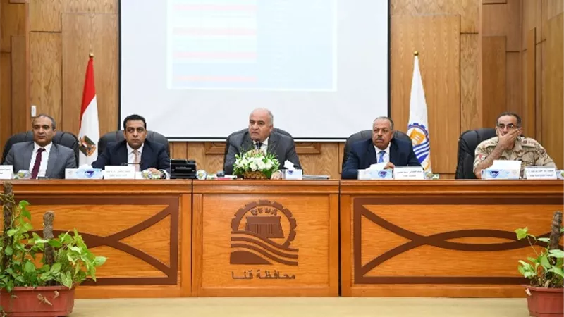 محافظ قنا يترأس الإجتماع الإسبوعى لمتابعة مشروعات حياة كريمة