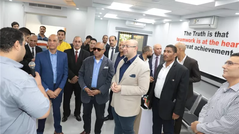 محافظ بني سويف ورئيس جهاز تنمية التجارة الداخلية يتفقدان مقر السجل التجاري المميز
