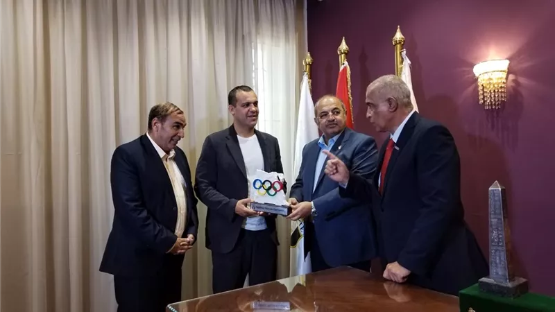 اللجنة الأولمبية تكرم رئيس الاتحاد الدولي للملاكمة بحضور حسن مصطفى