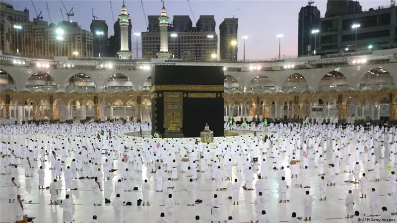 رفع الحواجز الوقائية حول الكعبة بعد عامين على وضعها للحماية من كورونا