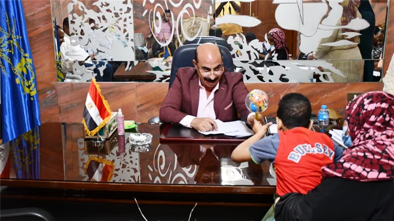 محافظ أسوان يستمع لشكاوى ومطالب 30 مواطن ومواطنة فى اللقاء الجماهيرى الأسبوعى