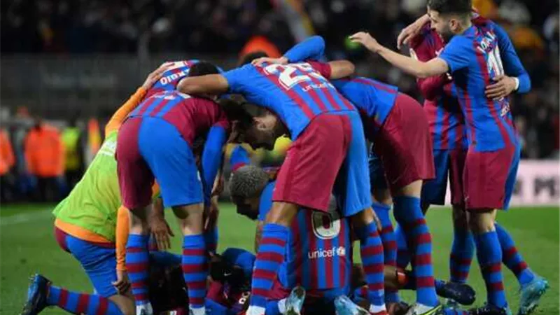 برشلونة يضغط على مدافعه للرحيل قبل غلق الميركاتو