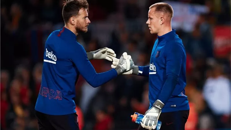 حارس برشلونة يقترب من الدوري الإنجليزي