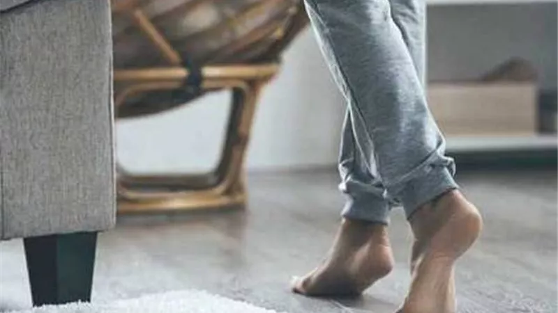 لا تمشي حافي القدمين داخل المنزل.. دراسة تحذر