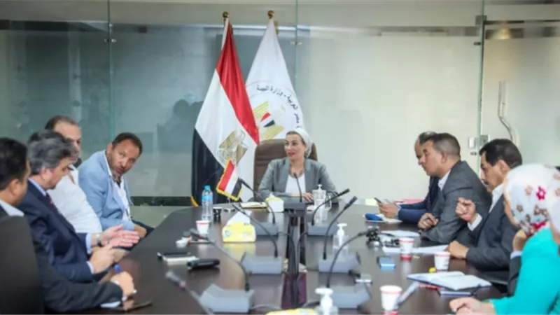 وزيرة البيئة تبحث مع مسئولي جمعية مستثمري السادس من أكتوبر عددا من القضايا البيئية