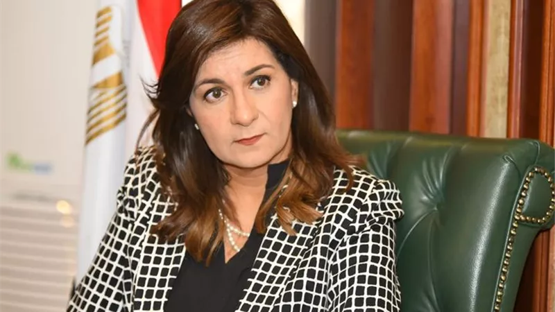 وزيرة الهجرة تتابع حالة الطفل المصري 