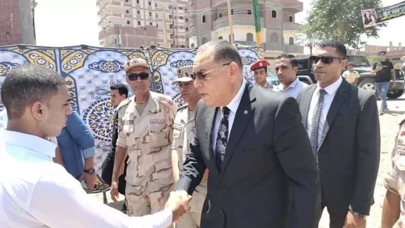 محافظ الشرقية يُقدم واجب العزاء لأسرة شهيد الواجب والوطن ابن عزبه العلايا ببلبيس
