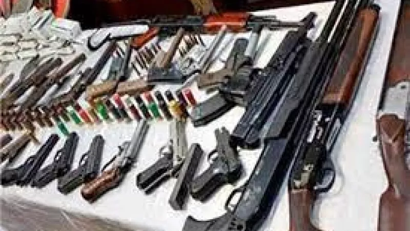 80 قطعة سلاح نارى وكمیة من الأفیون بحوزةعنصرین إجرامیین .. بالإسكندریة