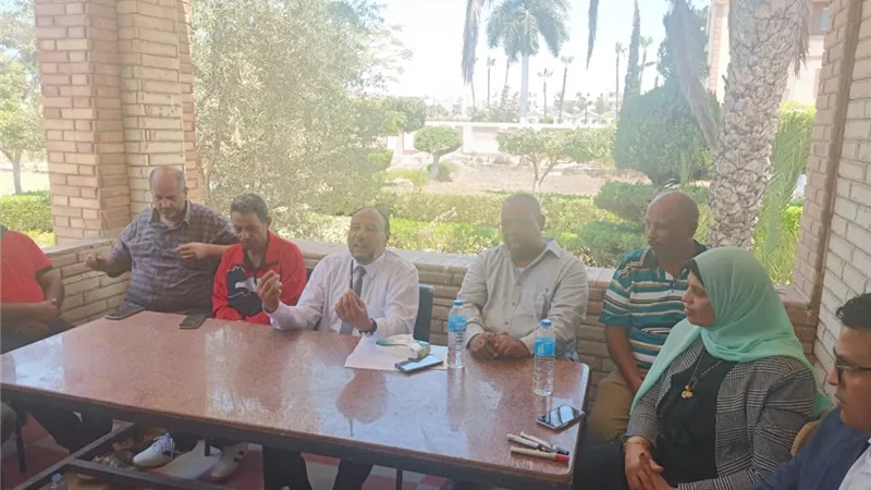 نائب رئيس جامعة الأزهر للوجه القبلي يزور الطلاب والطالبات بمعسكر جمصة