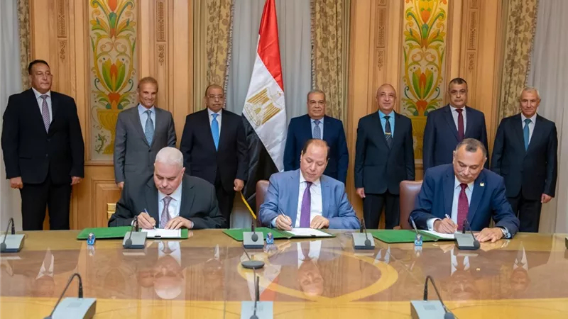 وزيرا الإنتاج الحربي والتنمية المحلية ومحافظ الأسكندرية يشهدون توقيع عقد اتفاق مشترك بين الوزارتين وهيئة النقل العام بالأسكندرية