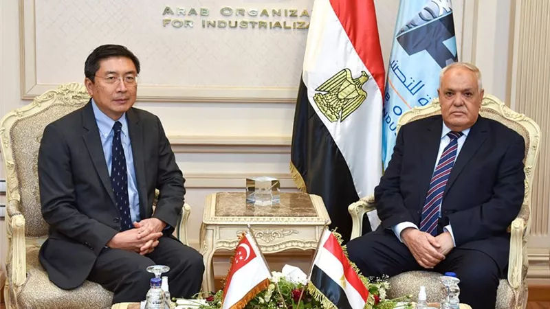 رئيس العربية للتصنيع يبحث مع سفير دولة سنغافورة بالقاهرة تعزيز آليات التعاون وجذب الإستثمارات في مجالات الصناعة المختلفة
