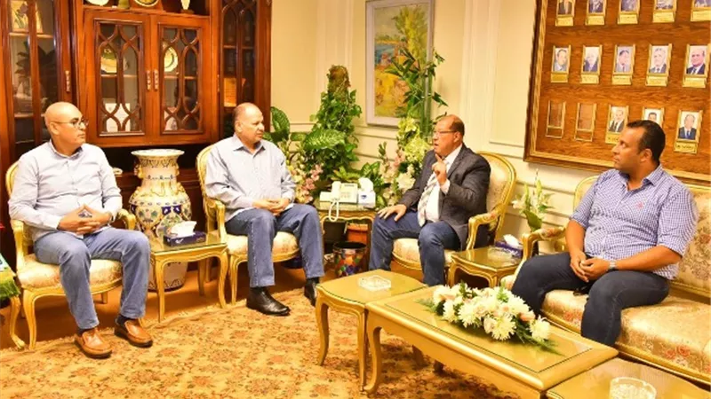 محافظ أسيوط يلتقي رئيس جهاز تعمير الوادي الجديد لمناقشة الموقف التنفيذي لمشروعات 