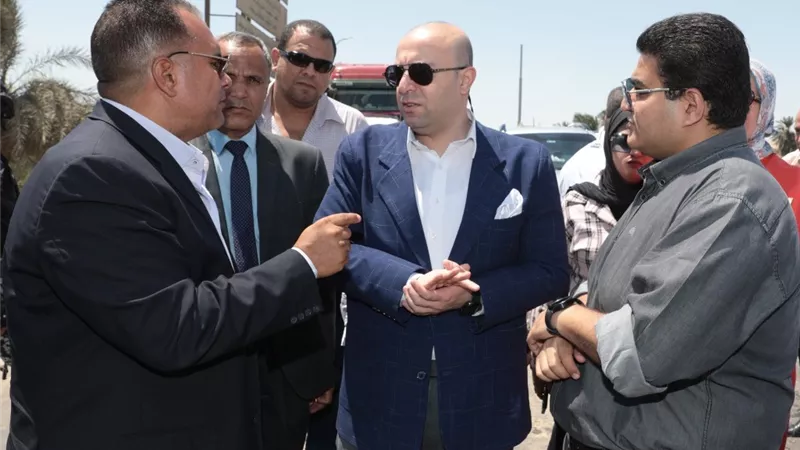 محافظ بنى سويف يتابع أعمال رصف الطرق