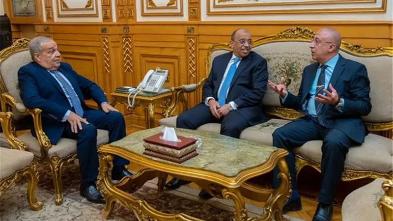 وزيرا الإنتاج الحربي والتنمية المحلية يشهدان توقيع بروتوكول لشراء 40 أتوبيس كهربائي