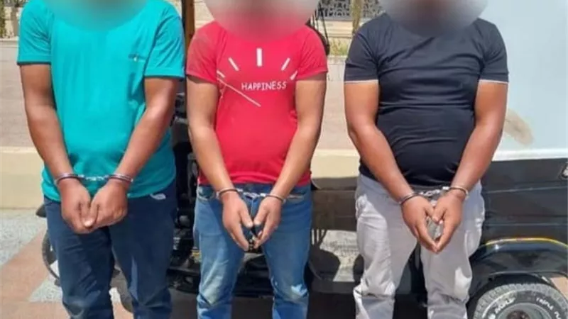 خنقوا مالكه وهددوه بالقتل.. ضبط 3 أشخاص سرقوا توكتوك بالإكراه في القاهرة