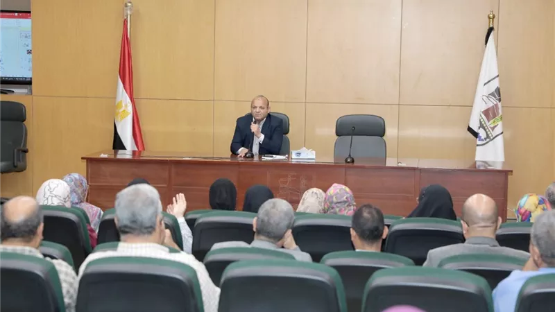 السكرتير العام ببنى سويف يواصل اجتماعه الدوري بمديري إدارات الديوان العام