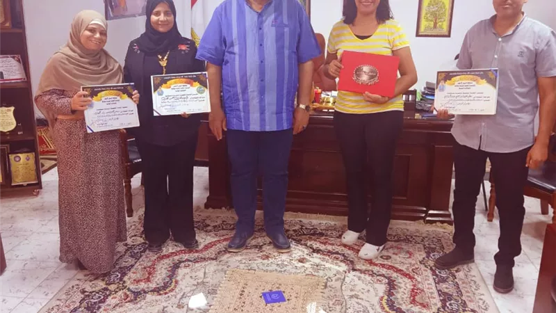 رئيس مدينة سفاجا يكرم الموظفين المتميزين في العمل
