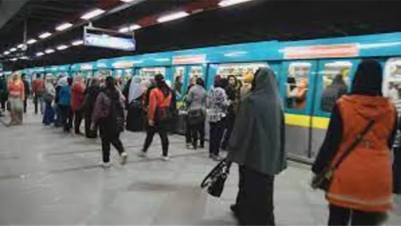 طالبة ..التفاصيل الكاملة في انتحار فتاة أسفل عجلات المترو بمحطة الزيتون