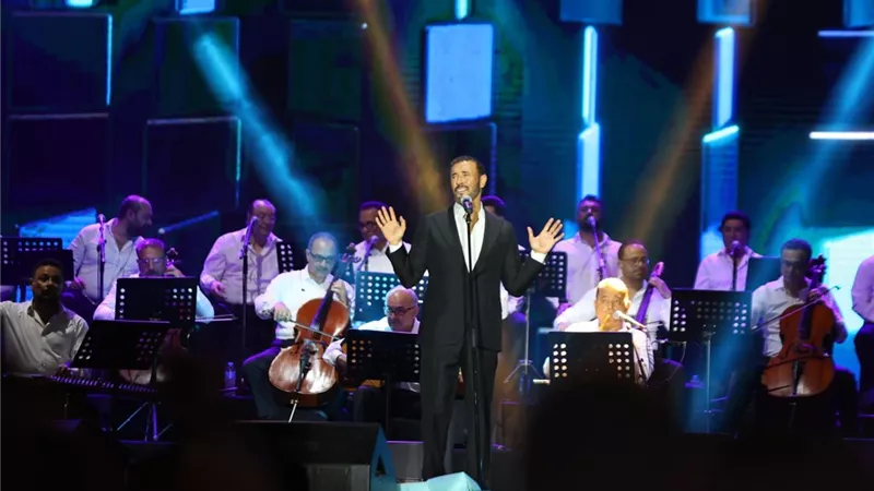 عايزكوا تقعدوا جمبي.. كاظم الساهر يداعب جمهوره فى حفله بالساحل