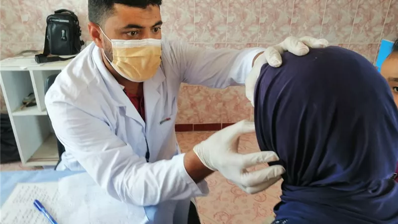 علاج 900 مواطن في قافلة طبية بالشرقى سمهود في قنا..صور