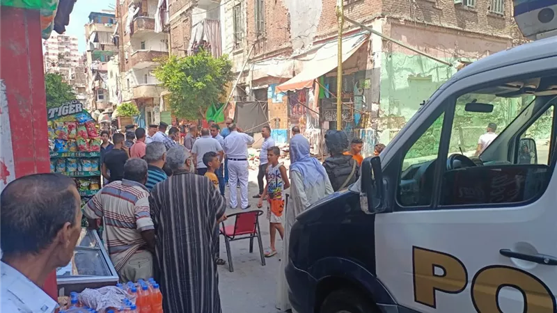 انهيار عقار بمحرم بك دون إصابات..صور