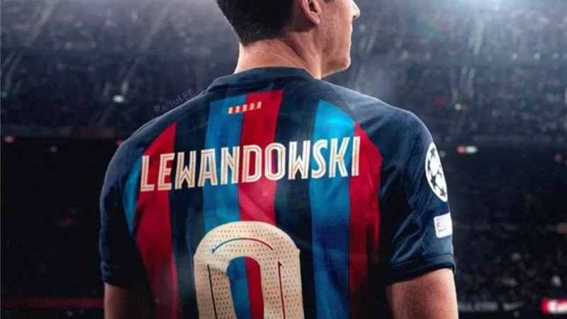 رئيس برشلونة يوضح سبب اعطاء ليفاندوفسكى قميص ديباى