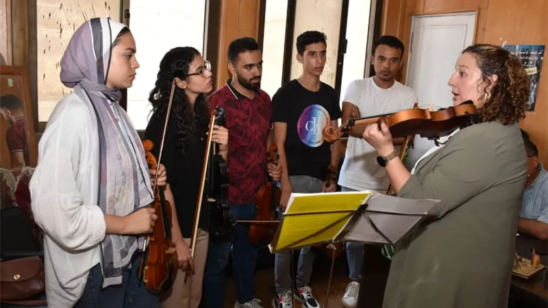 نائب رئيس جامعة عين شمس يتفقد دورات مركز الكيان بكلية التربية النوعية