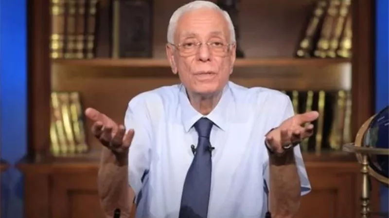 منها الجلطات والحالة النفسية.. حسام موافي يكشف أسباب نغزات الصدر.. فيديو