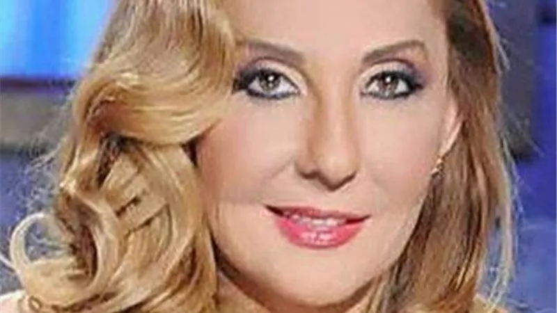 أحدث ظهور لـ نادية الجندي بإطلالة شبابية على البحر .. صور