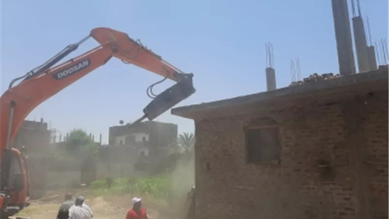 تنفيذ ٤ إزالات لتعديات وبناء بدون ترخيص بالأقصر..صور