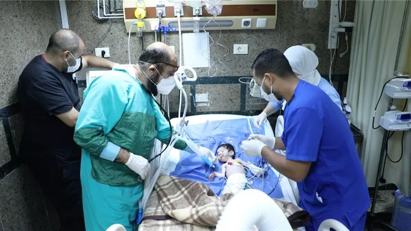 الدكتور خالد عبدالغفار يتابع الحالة الصحية للطفل «سليم» بعد نقله إلى مصر بطائرة طبية مجهزة.. صور