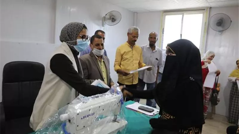 نائب محافظ الوادي الجديد تكافئ اوائل دورات التفصيل والخياطة بماكينات حياكة