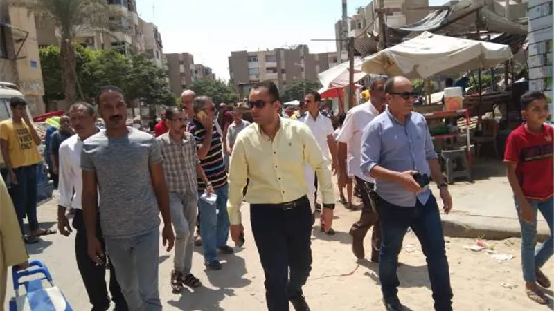 رئيس جهاز 15 مايو يقود حملة على الإشغالات ويضبط 8 مركبات.. بالصور