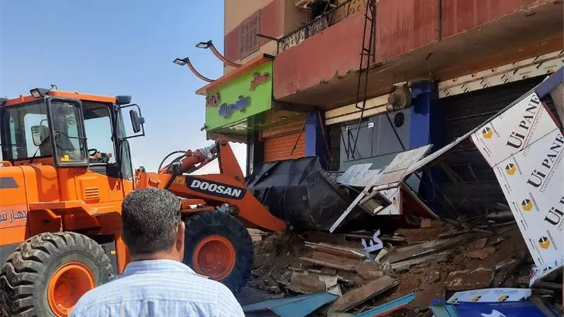 حملات مكبرة لإزالة الإشغالات والتعديات بمدينة الشروق .. صور